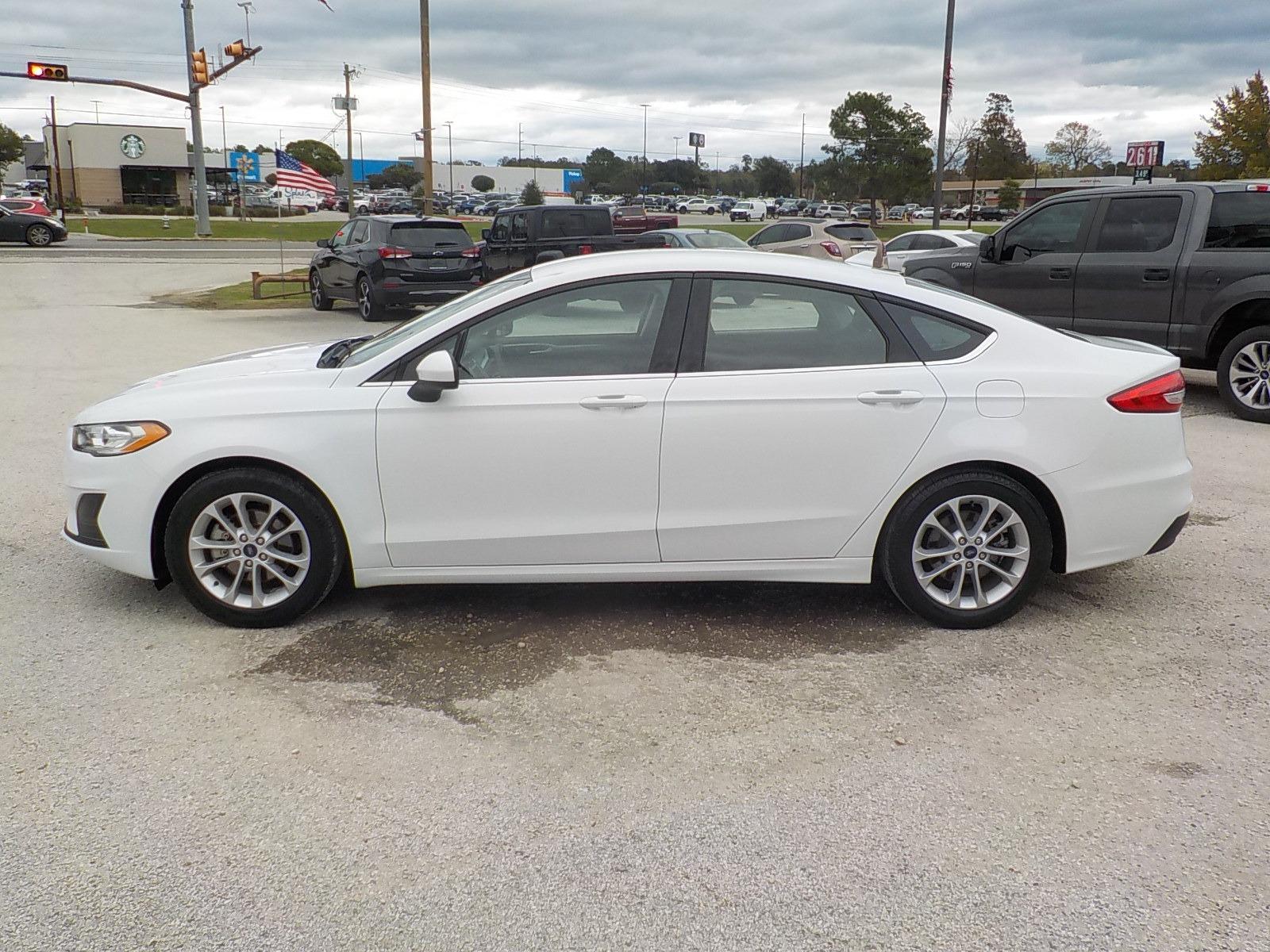 2020 White /Black Ford Fusion SE (3FA6P0HD1LR) with an 1.5L L4 DOHC 16V engine, 6A transmission, located at 1617 W Church Street, Livingston, TX, 77351, (936) 327-3600, 30.710995, -94.951157 - Photo #4